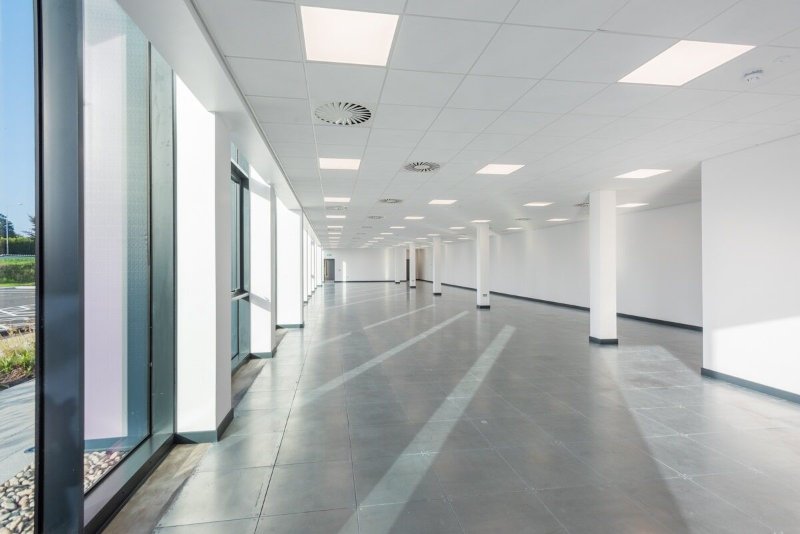 Clear internal eaves height of c. 7.20 m